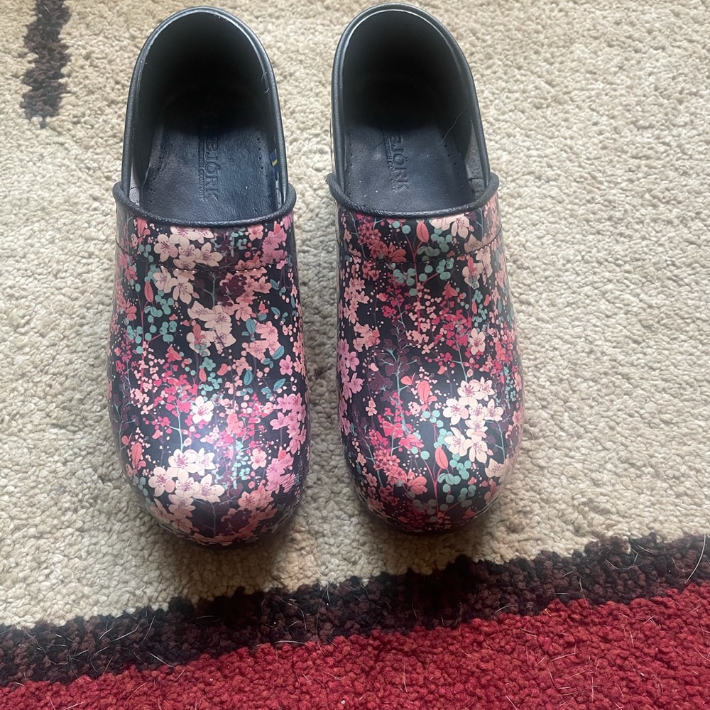 Bjork floral comfort clogs size 38